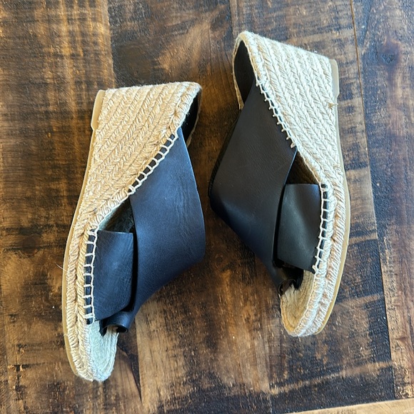 VINCE Black Leather Crossover Toe Strap Espadrilles - Picture 3 of 12